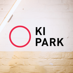 KI_Park Das Logo für den Ki-Park auf einer Backsteinmauer beim European AI Workshop.