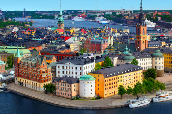 KI_Park Eine Luftaufnahme der Stadt Stockholm, Schweden, die ihre atemberaubende Stadtlandschaft zeigt.