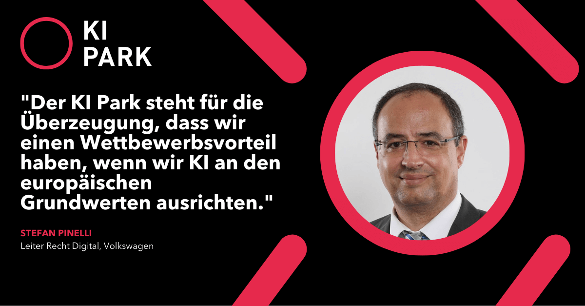 KI_Park Ein Mann in Anzug und Krawatte repräsentiert ein Innovationsökosystem mit der Aufschrift KI Netzwerk auf dem Revers.